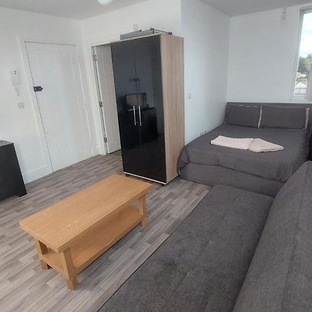 Spacious Studio Maidstone - Redecorated Oct 2023 Buitenkant foto
