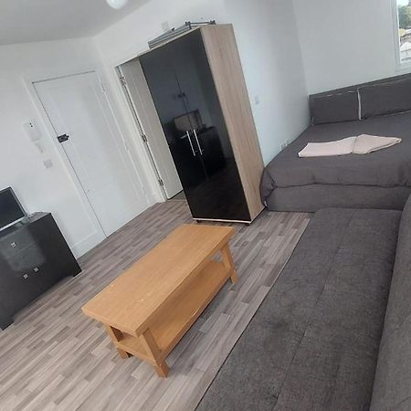 Spacious Studio Maidstone - Redecorated Oct 2023 Buitenkant foto