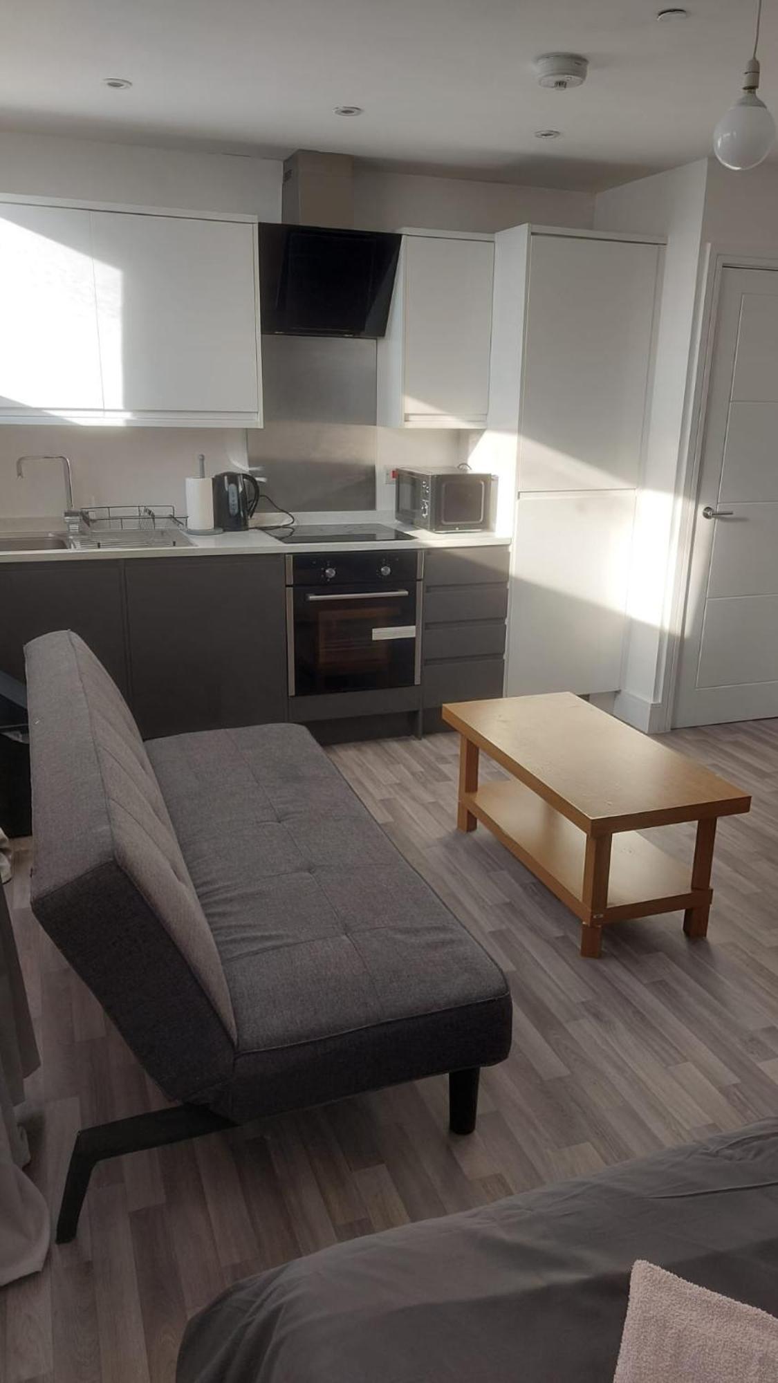 Spacious Studio Maidstone - Redecorated Oct 2023 Buitenkant foto
