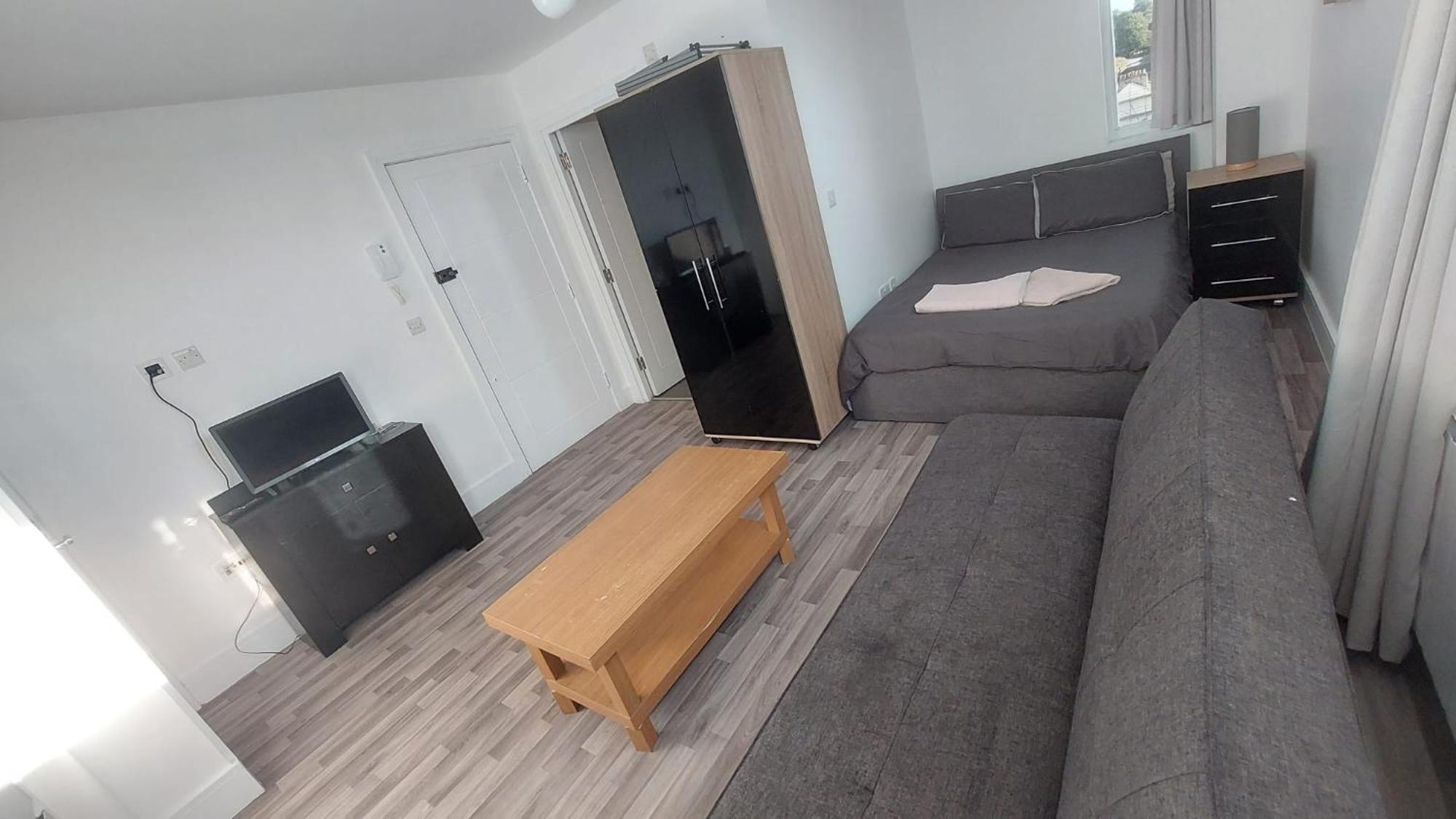 Spacious Studio Maidstone - Redecorated Oct 2023 Buitenkant foto