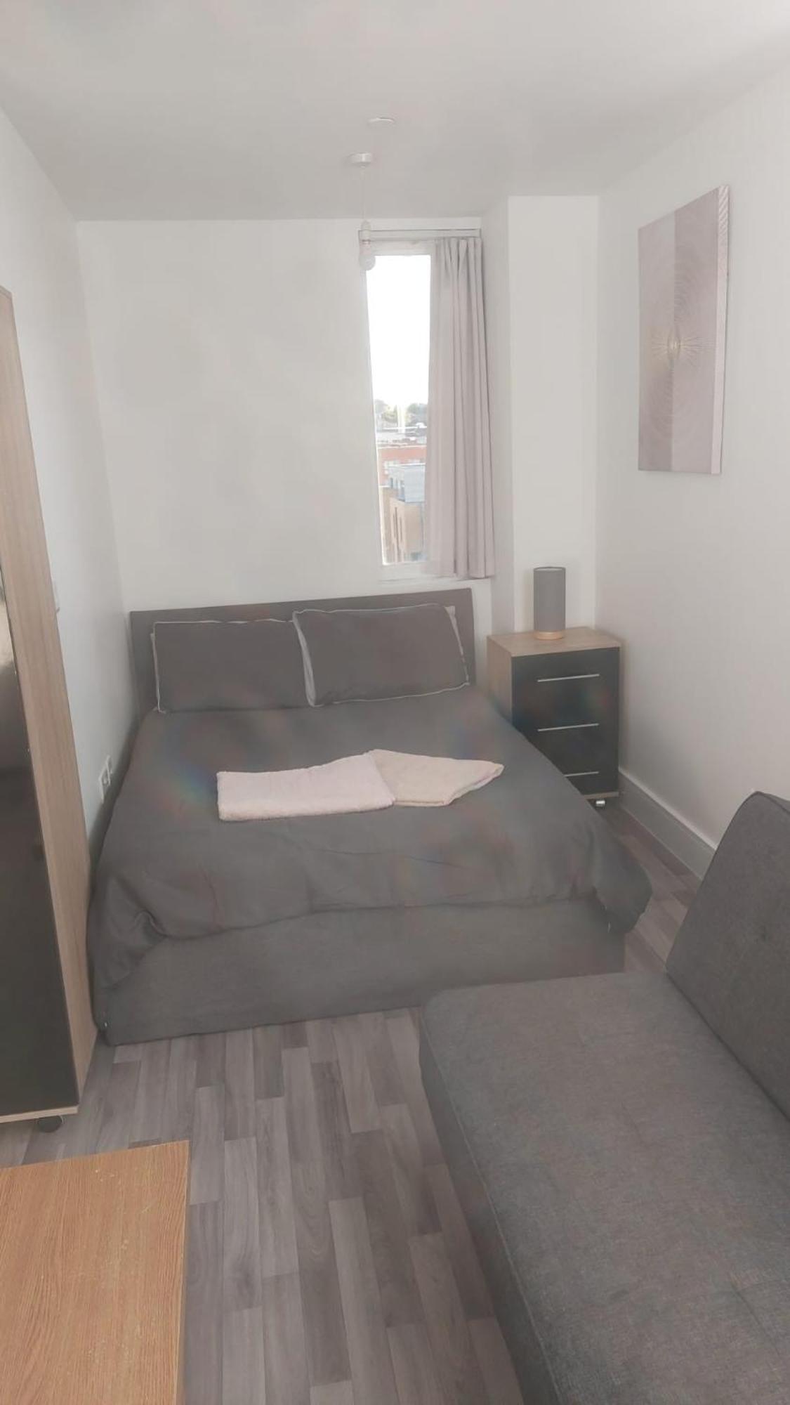 Spacious Studio Maidstone - Redecorated Oct 2023 Buitenkant foto